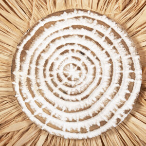 ΕΠΙΤΡΑΠΕΖΙΟ ΔΙΑΚΟΣΜΗΤΙΚΟ ΙΝΕΣ RAFFIA ΣΕ ΦΥΣΙΚΟ-ΜΑΥΡΗ ΞΥΛΙΝΗ ΒΑΣΗ 18x9x43Υεκ.