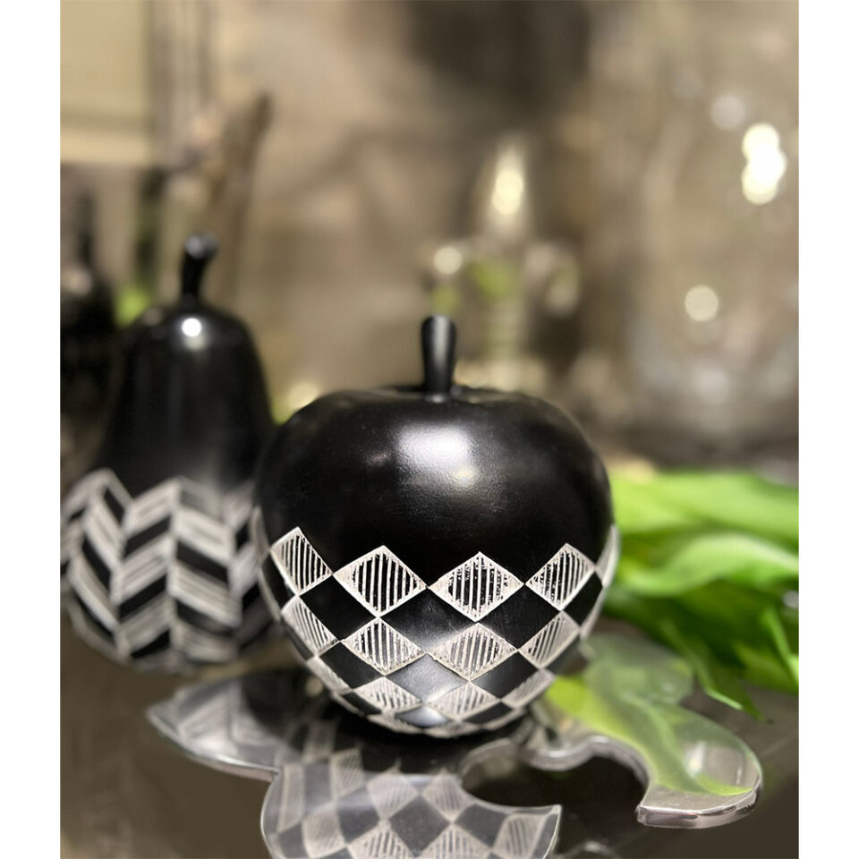 FRUIT BLACK 2 ΔΙΑΚΟΣΜΗΤΙΚΟ ΜΗΛΟ 12x12x13 POLYRESIN ΜΑΥΡΟ ΛΕΥΚΟ