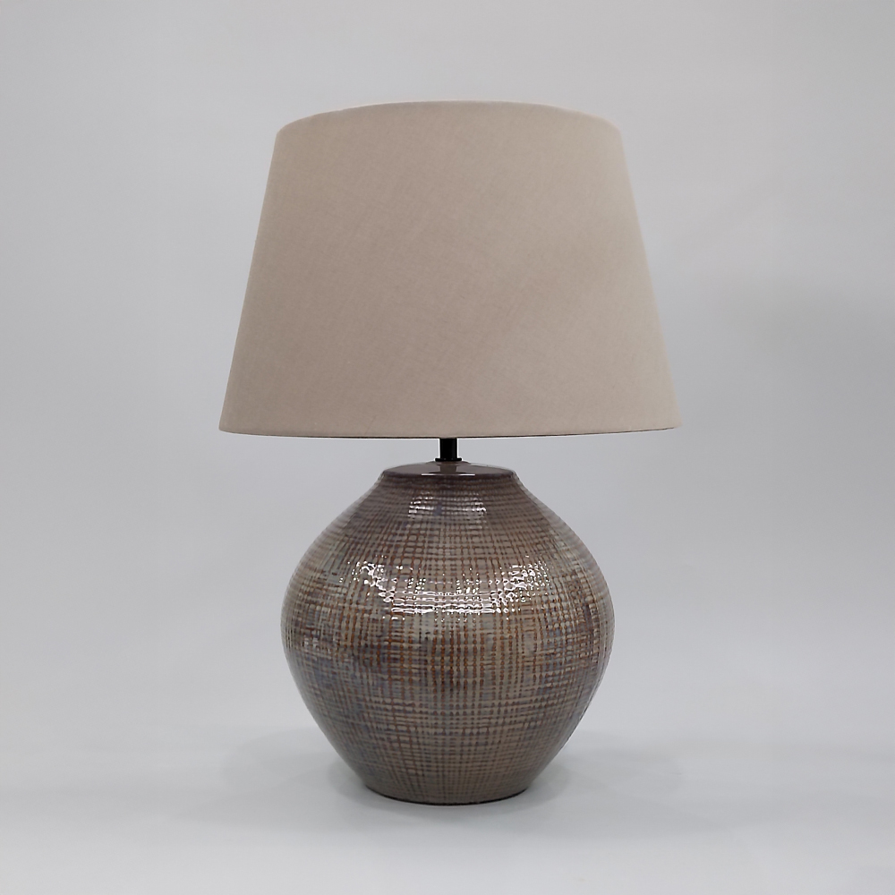 MIO ΦΩΤΙΣΤΙΚΟ ΕΠΙΤΡΑΠΕΖΙΟ 32.5x32.5x46cm ΚΕΡΑΜΙΚΟ ΚΑΦΕ ΜΠΕΖ ΥΦΑΣΜΑ ΚΑΦΕ ΜΠΕΖ